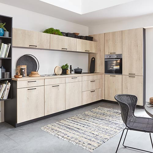 winkelkueche natura von nobilia mit fronten und arbeitsplatte in lacklaminat mit integrierte e-geräte